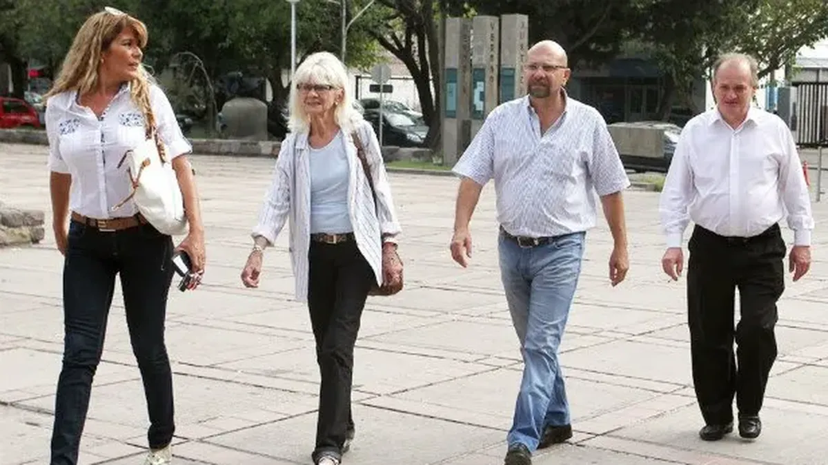 La ex suegra de Luis Lobos camina detrás de la hija y junto con el yerno y el abogado defensor en 2017.