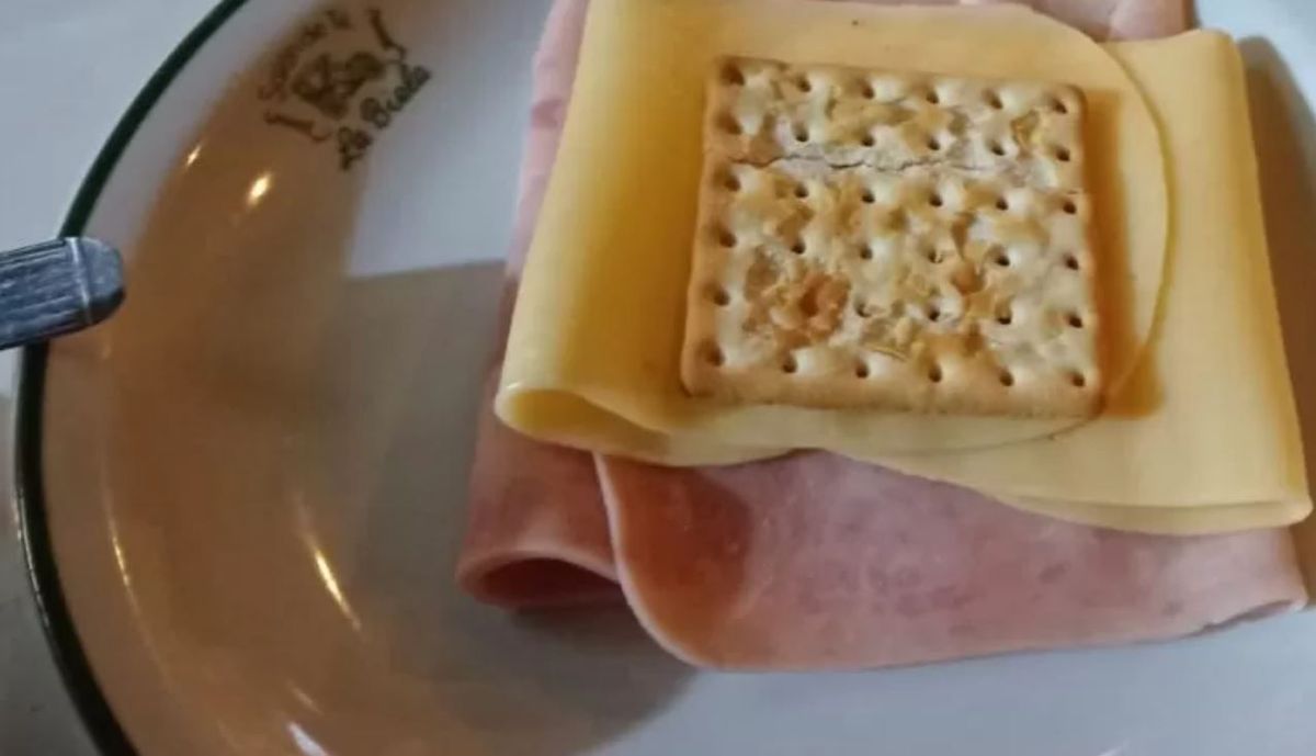 ¡Un robo! Le cobraron $ 1.100 por una galletita de agua con jamón y queso.