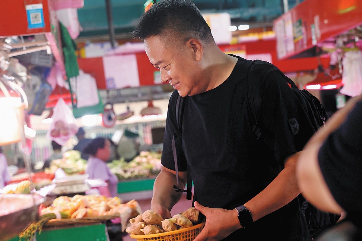 Chen Xiaoqing elige ingredientes en un mercado del área de Chaoshan en la provincia de Guangdong, una escena del documental China Beyond Tastes. PARA USO DE CHINA DAILY