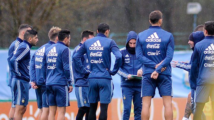 Bajo la lluvia, Sampaoli ratificó los tres cambios en la Selección