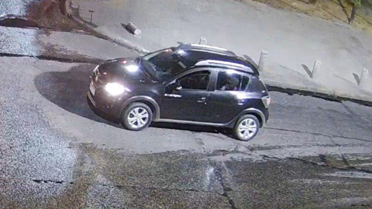 La camioneta que fue utilizada por los delincuentes, en Quilmes, que fue captada por las c&aacute;maras de seguridad de la zona donde ocurri&oacute; el crimen