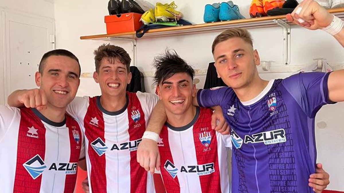 Francisco Politino está muy feliz en el Mercadal, de la tercera división de España. Es el penúltimo de la foto.