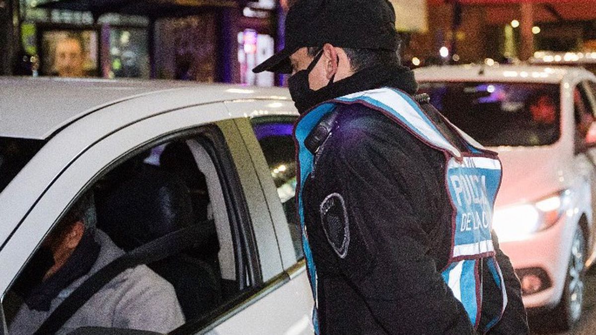 Un policía de la Ciudad fue herido al sufrir el robo de su auto.