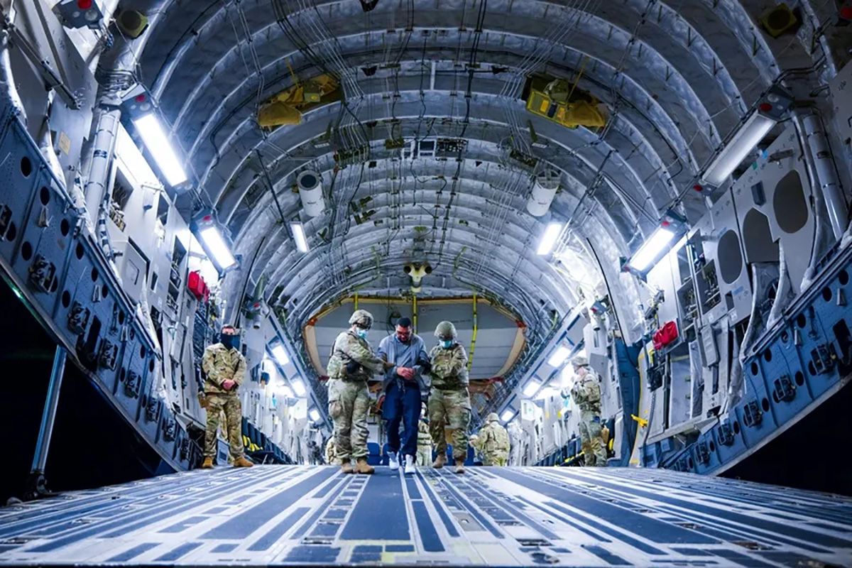 Militares trasladan a uno de los detenidos provenientes de Estados Unidos