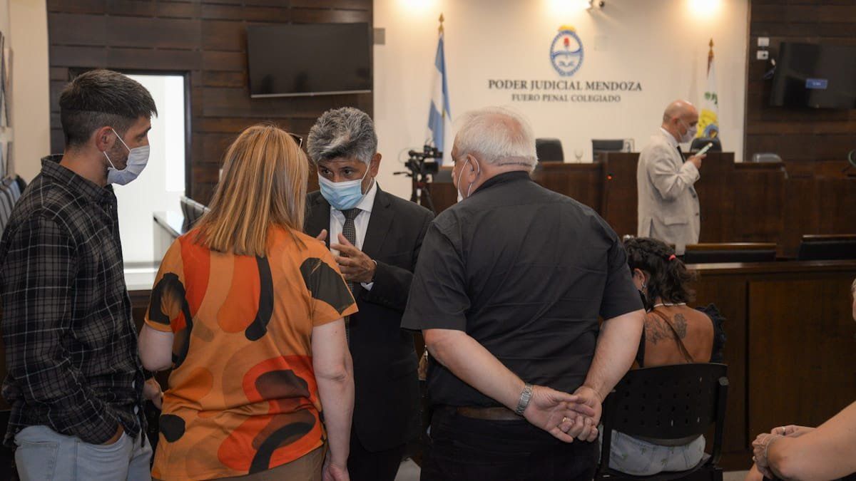 El abogado Antonio Carrizo junto a la familia Montaruli. Foto: Martín Pravata.