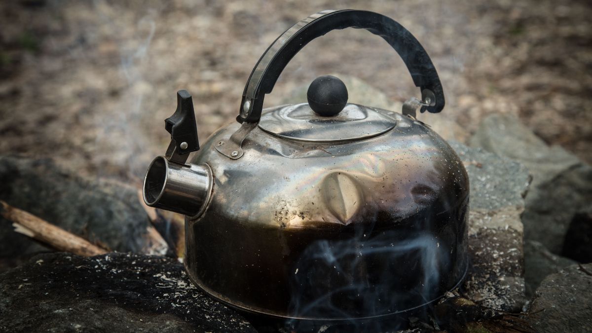 Recicla la tetera vieja de la cocina y conviértela en esta maravillosa idea