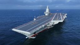 Con 100.000 toneladas y propulsión nuclear: China instala turbinas en un buque portaaviones y desafía a Estados Unidos