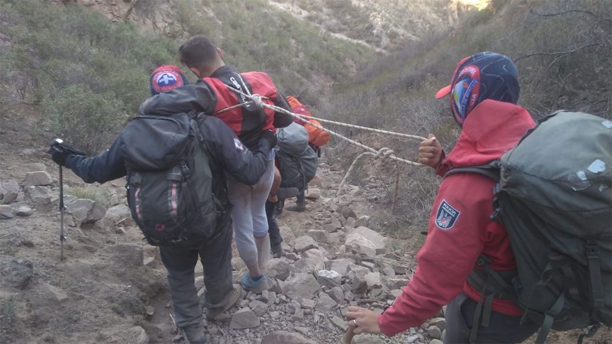 Policías de la Patrulla de Rescate auxiliaron a un herido en el Cerro Baños, en Cacheuta