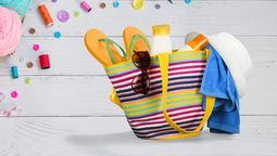 Con un truco de hilos y en casa, puedes diseñar un bolso playero grande y cómodo.&nbsp;