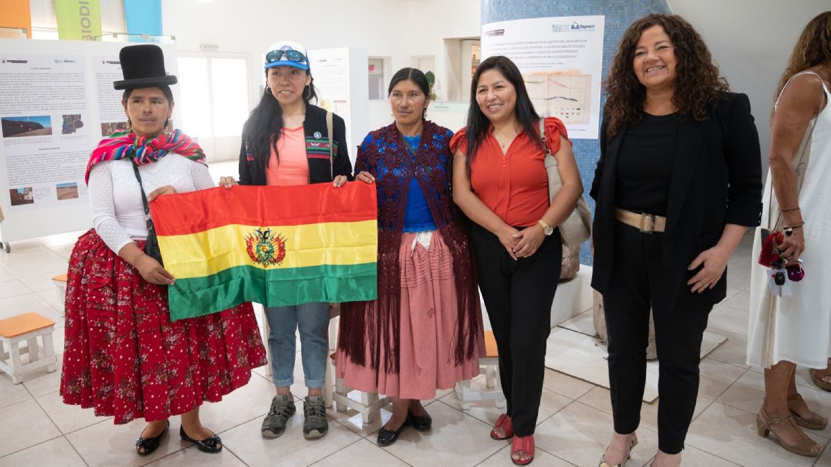 Cholitas- La consulesa de Bolivia, Cinthya Vicente, homenajeó en particular a sus compatriotas que participaron de la expedición.