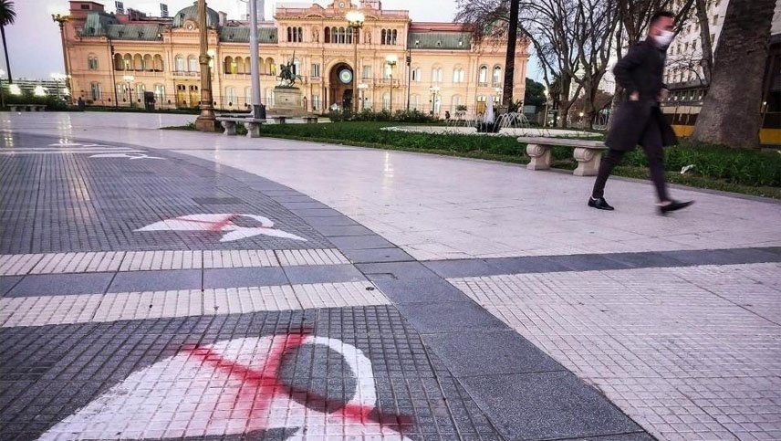 Tras el banderazo anticuarentena contra el Gobierno, aparecieron vandalizados los pañuelos de las Madres