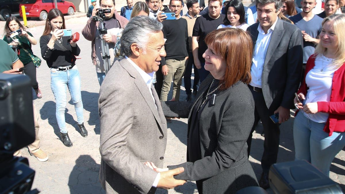 En la recorrida por la feria de Guaymallén, Patricia Bullrich estuvo secundada por Alfredo Cornejo.
