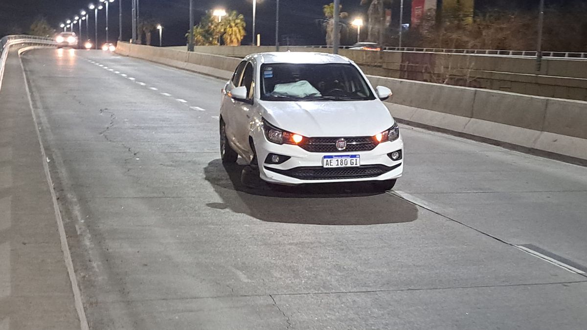 El conductor se accidentó solo en el viaducto del nudo vial y quedó en el medio de los carriles. Foto: Pablo Gamba/ Radio Nihuil.