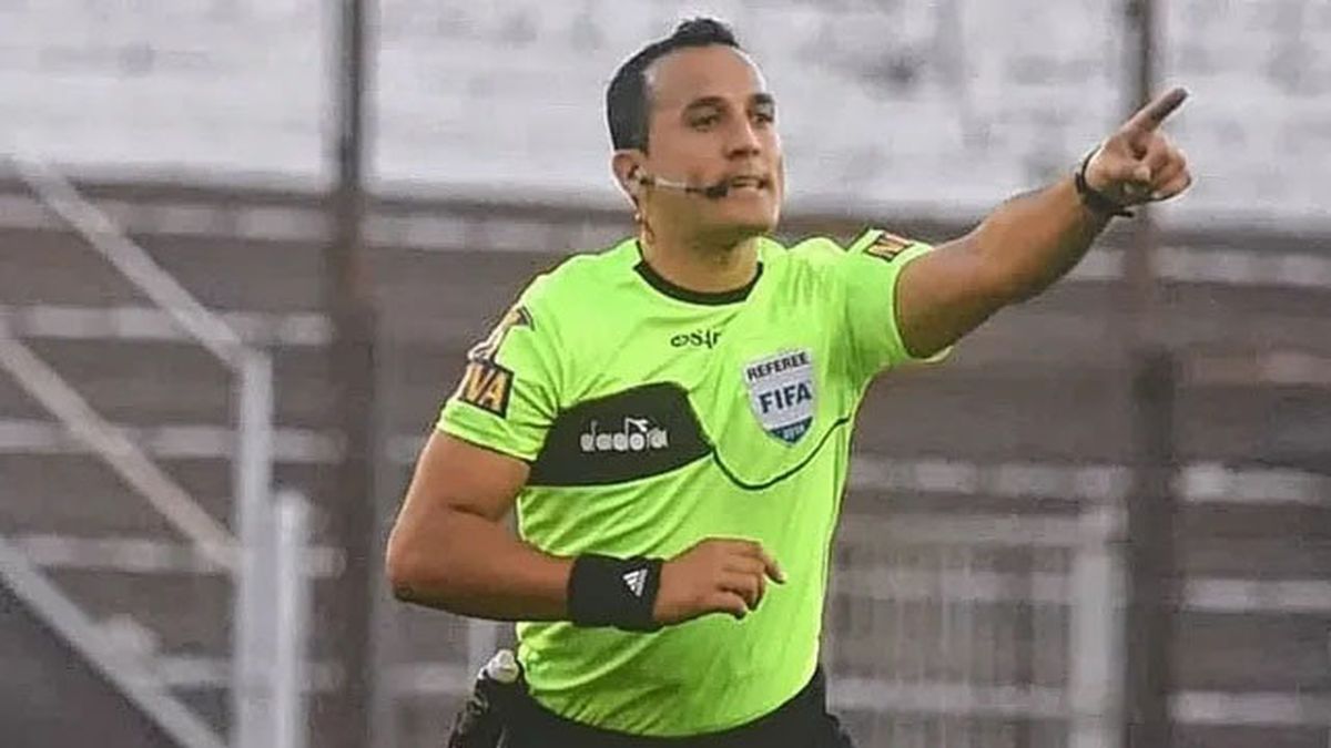 El árbitro Fernando Espinoza.