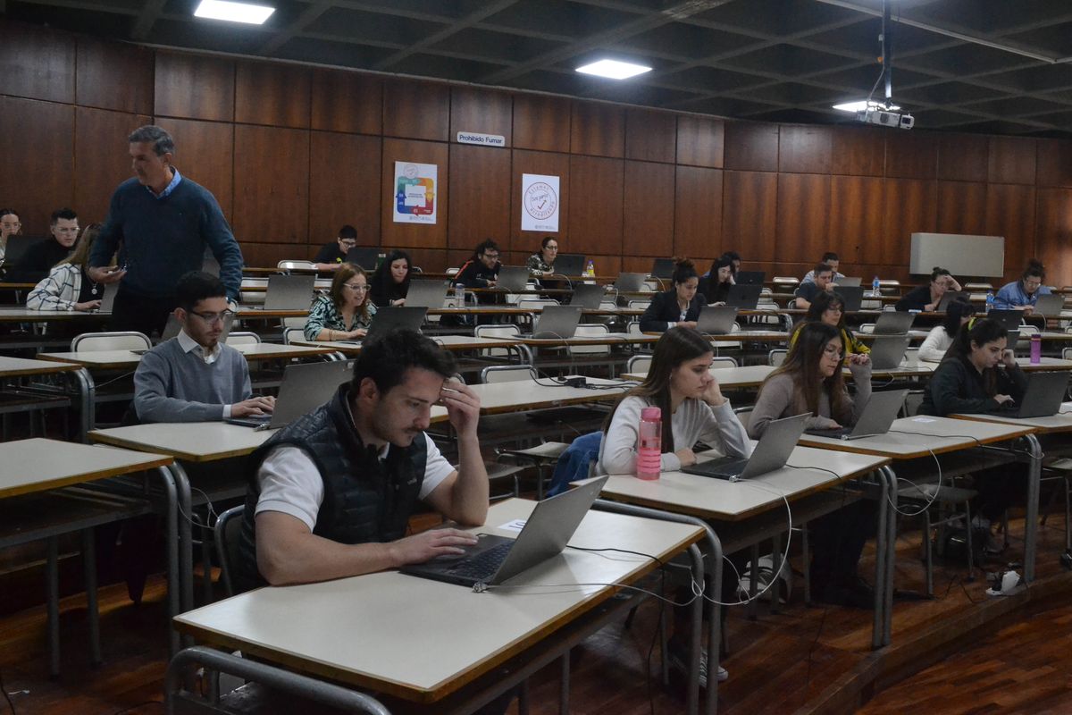 Aspirantes a ingresar al Poder Judicial rindiendo el segundo examen eliminatorio. Aspirantes a ingresar al Poder Judicial rindiendo el segundo examen eliminatorio.