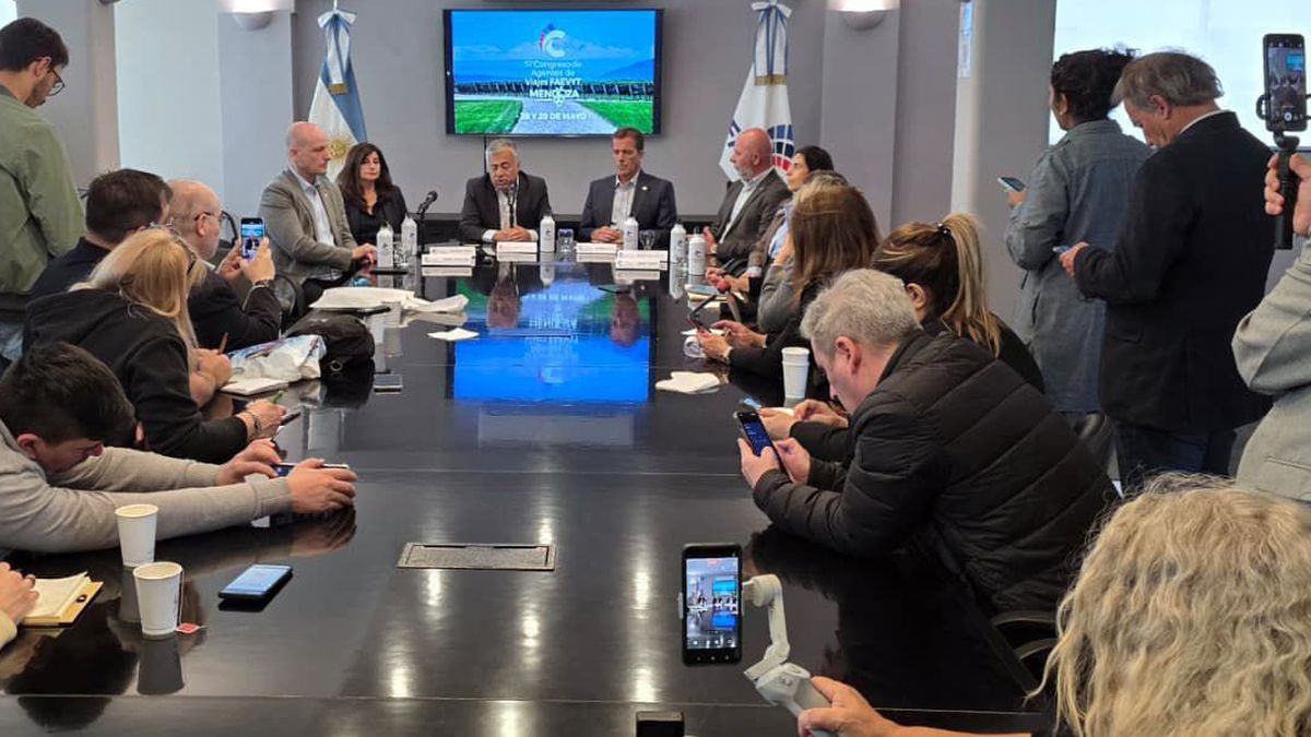 Alfredo Cornejo en la reunión con agentes de turismo.