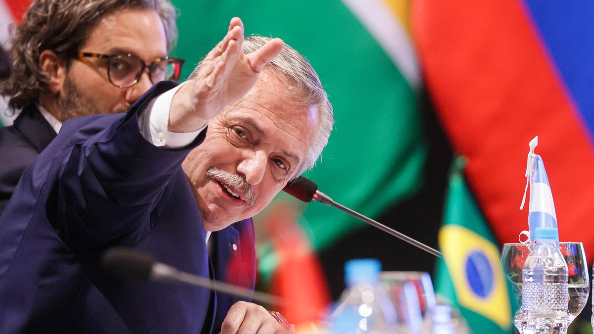 Alberto Fernández y Santiago Cafiero durante la Cumbre del Mercosur.