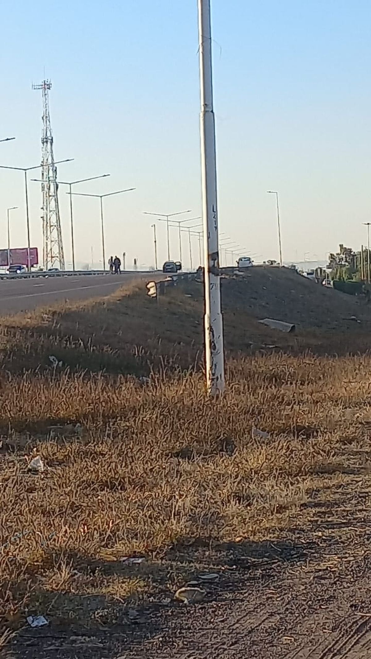 Un hombre causó un vuelco en el Acceso Sur y dijo que era víctima de un secuestro