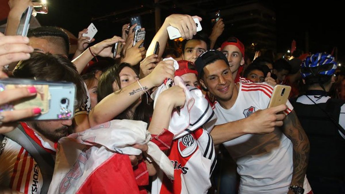 Una Multitud De Hinchas Recibió A River En Mendoza