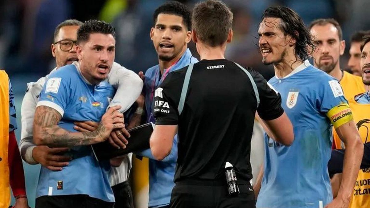 Edinson Cavani, a la derecha, descarga toda su furía contra el árbitro y el VAR, en el partido de la Selección de Uruguay ante Ghana, en el Mundial Qatar 2022.