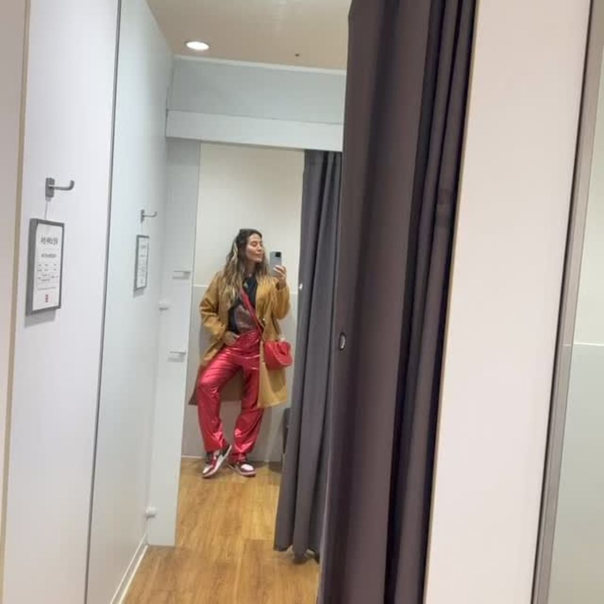 Desde Corea del Sur, Jimena Barón es la reina de los pantaloncitos ultra shiny: compras, precios y más.