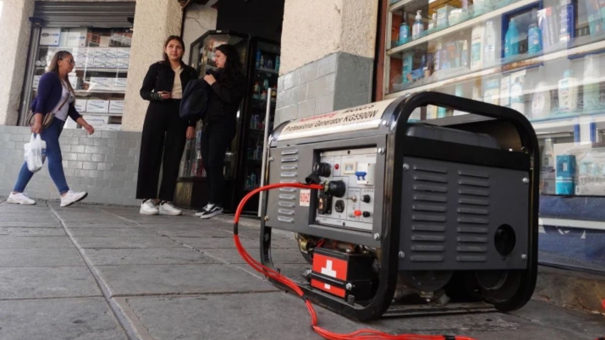 Los generadores diésel son una alternativa muy utilizada durante los cortes de electricidad en la región. Los expertos afirman que el crecimiento de fuentes como la eólica y la solar podría aumentar las opciones de reserva de energía (Imagen: Boris Romoleroux / Imago / Alamy) Los generadores diésel son una alternativa muy utilizada durante los cortes de electricidad en la región. Los expertos afirman que el crecimiento de fuentes como la eólica y la solar podría aumentar las opciones de reserva de energía (Imagen: Boris Romoleroux / Imago / Alamy)