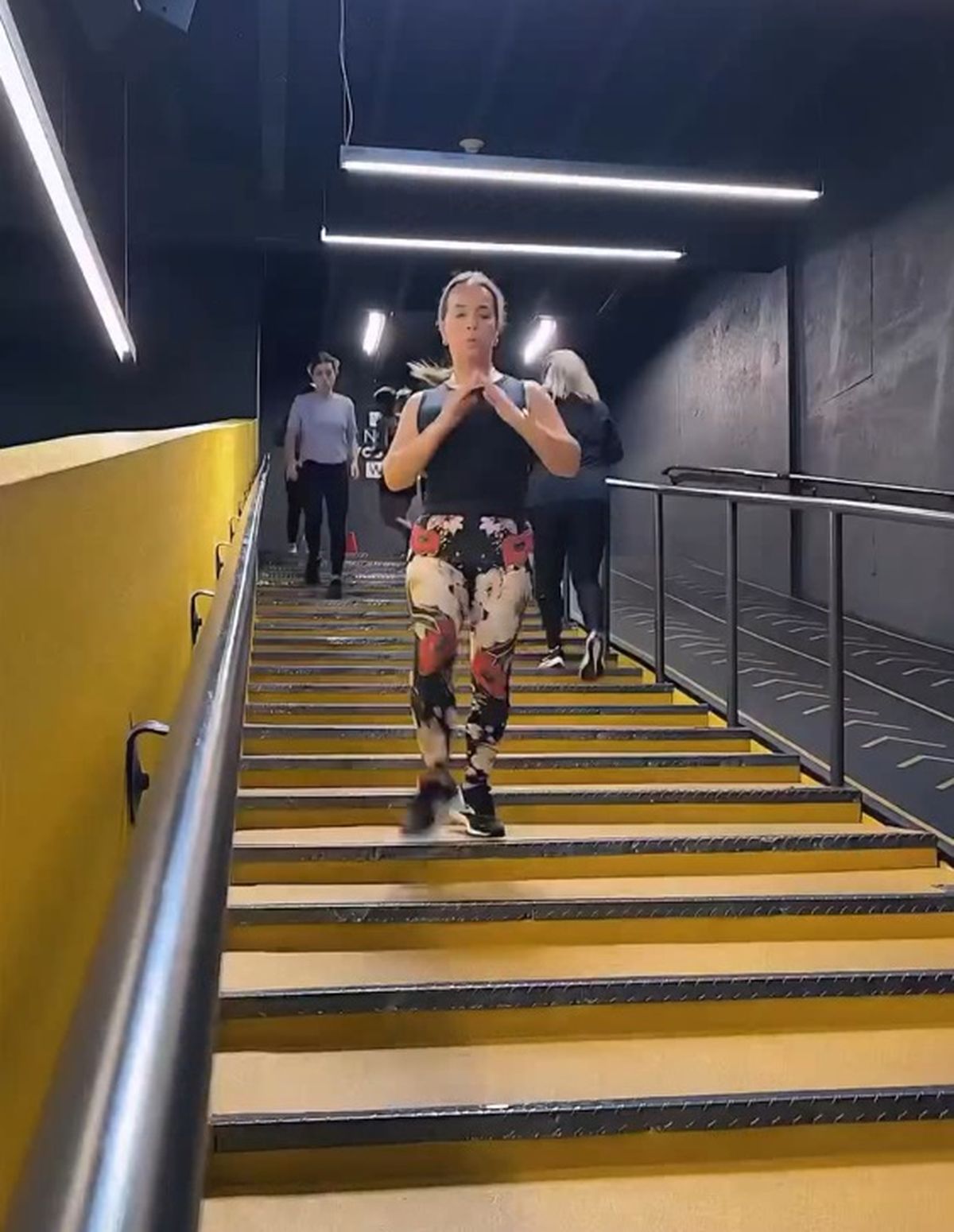 Este ejercicio aeróbico es muy intenso. Este ejercicio aeróbico es muy intenso.
