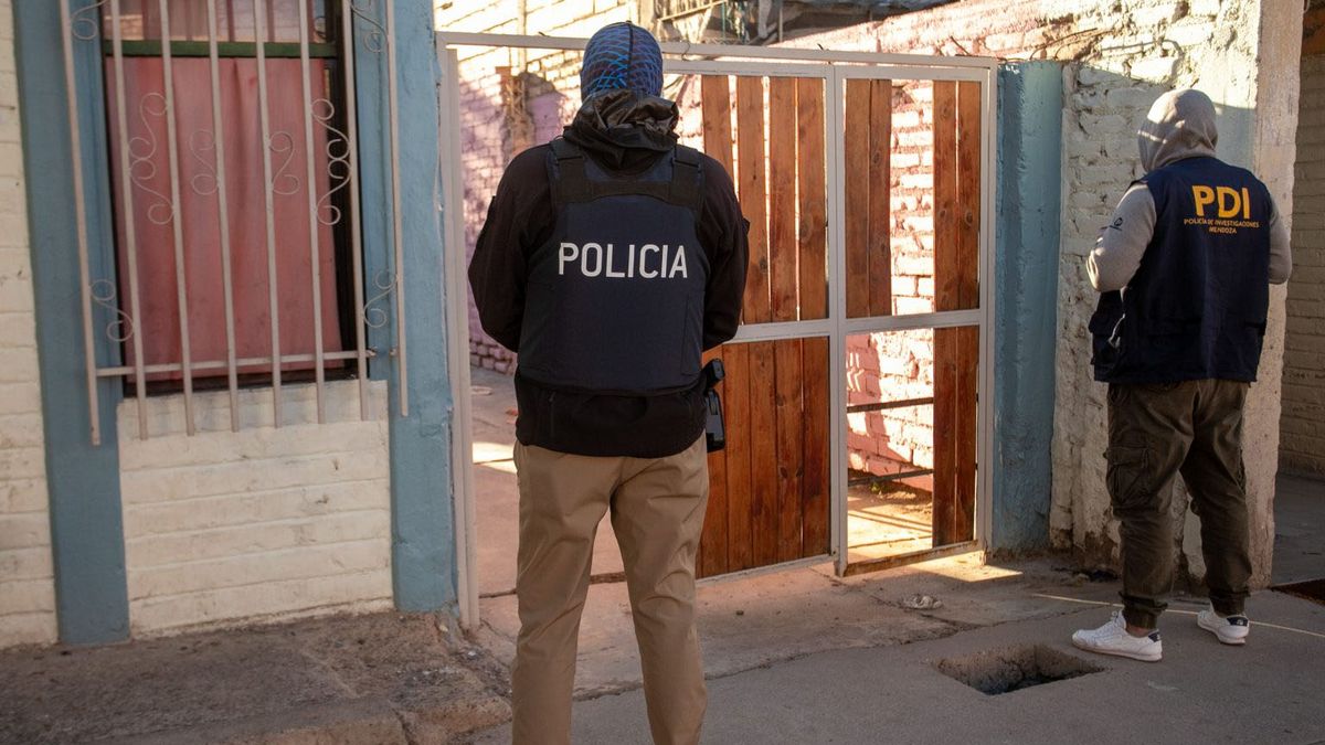 Los detenidos son jóvenes de entre 20 y 26 años que son investigados por formar una banda dedicada a cometer robos. Los detenidos son jóvenes de entre 20 y 26 años que son investigados por formar una banda dedicada a cometer robos.