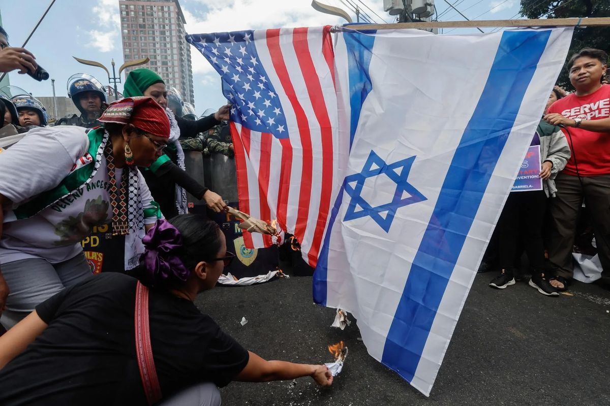 Manifestantes queman banderas de Estados Unidos e Israel durante una manifestación (Archivo). Crédito: EFE/ROLEX DELA PENA.