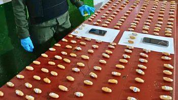 Tragaron más de 200 cápsulas de cocaína, les cayeron mal y terminaron detenidos