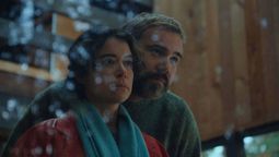 Tatiana Maslany y Rossif Sutherland protagonizan la película. Imagen: Prime Video.