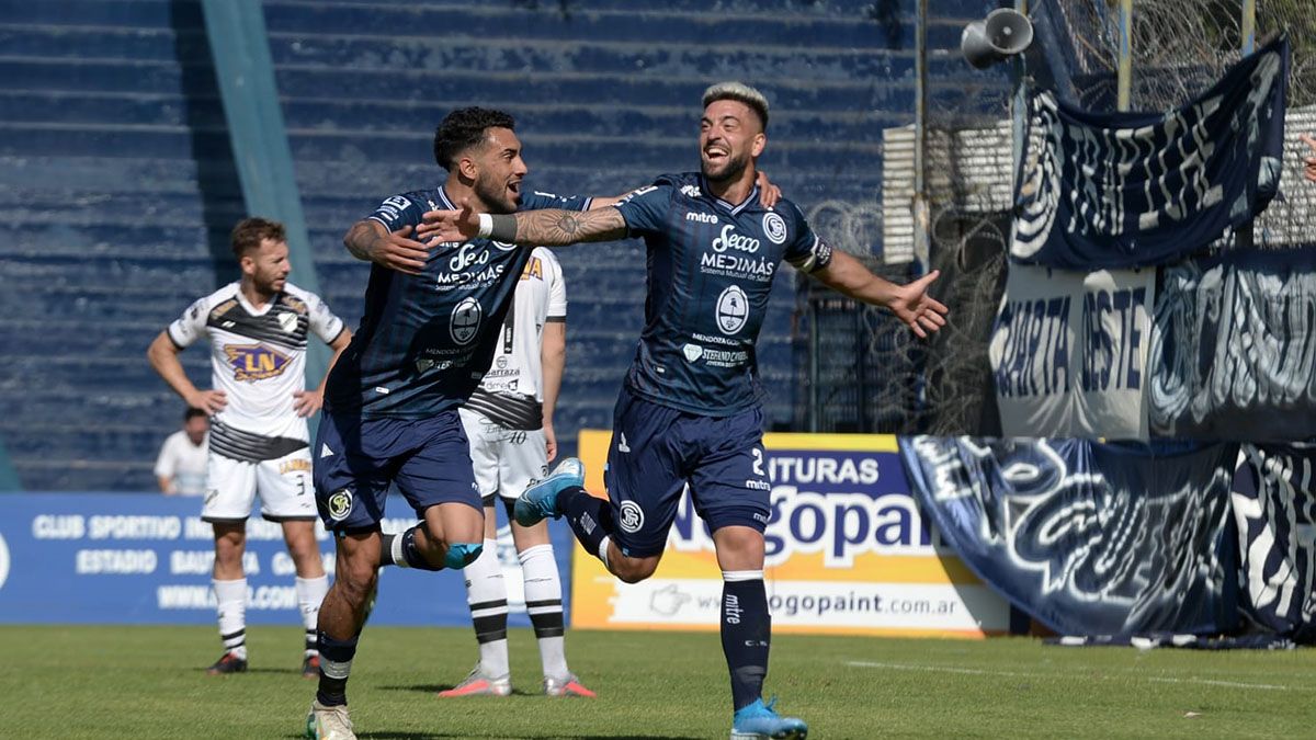 Alejandro Rèbola junto a Juan Pablo Freytes, festejando el gol ante All Boys.
