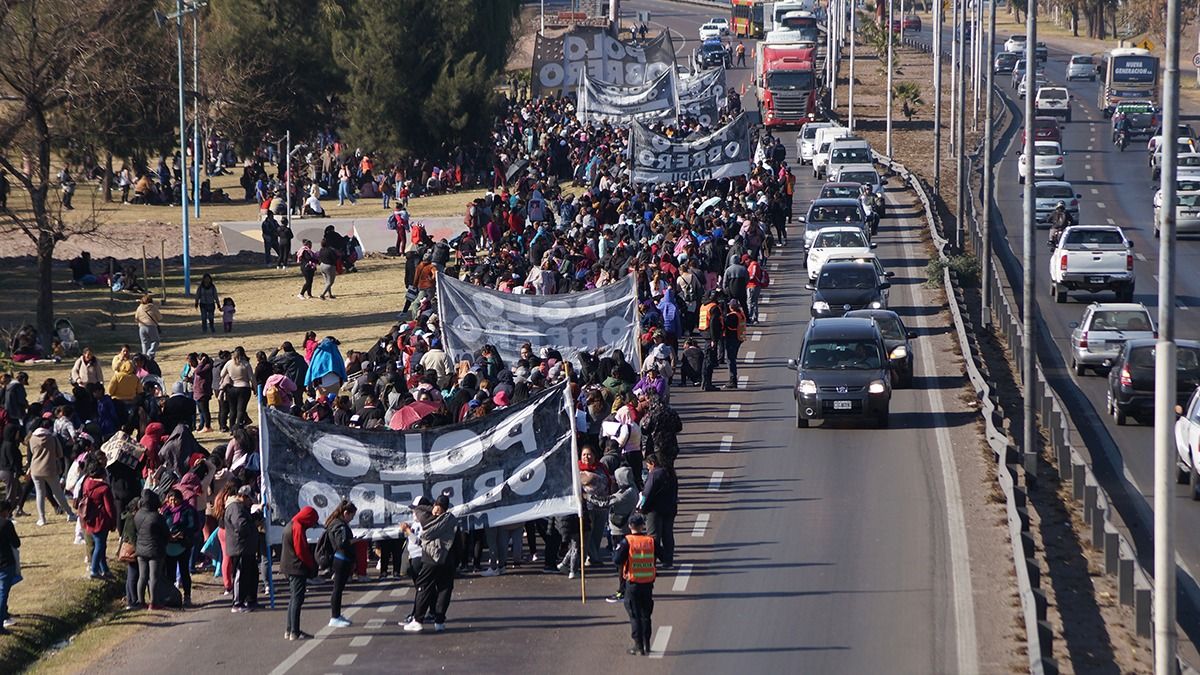 En Mendoza, como en el resto del país, el corte total o parcial de calles y rutas es una difundida modalidad de la protesta social. En Mendoza, como en el resto del país, el corte total o parcial de calles y rutas es una difundida modalidad de la protesta social.