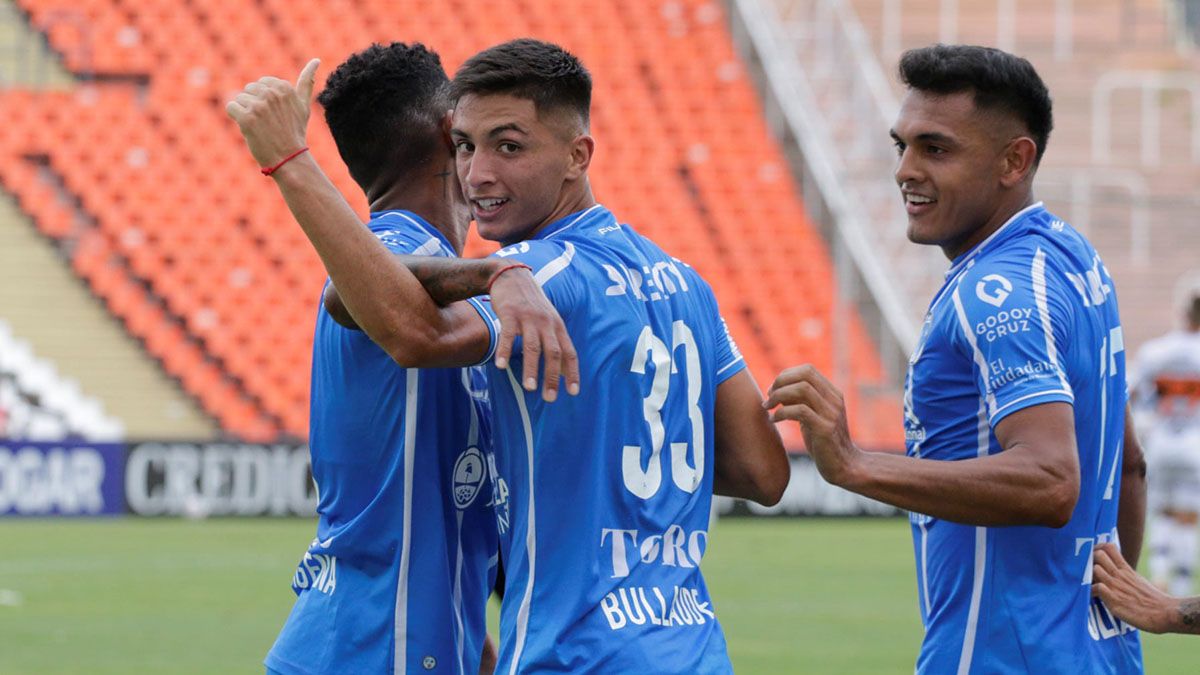 Ezequiel Bullaude, con la camiseta 33 gritando el gol del Expreso.