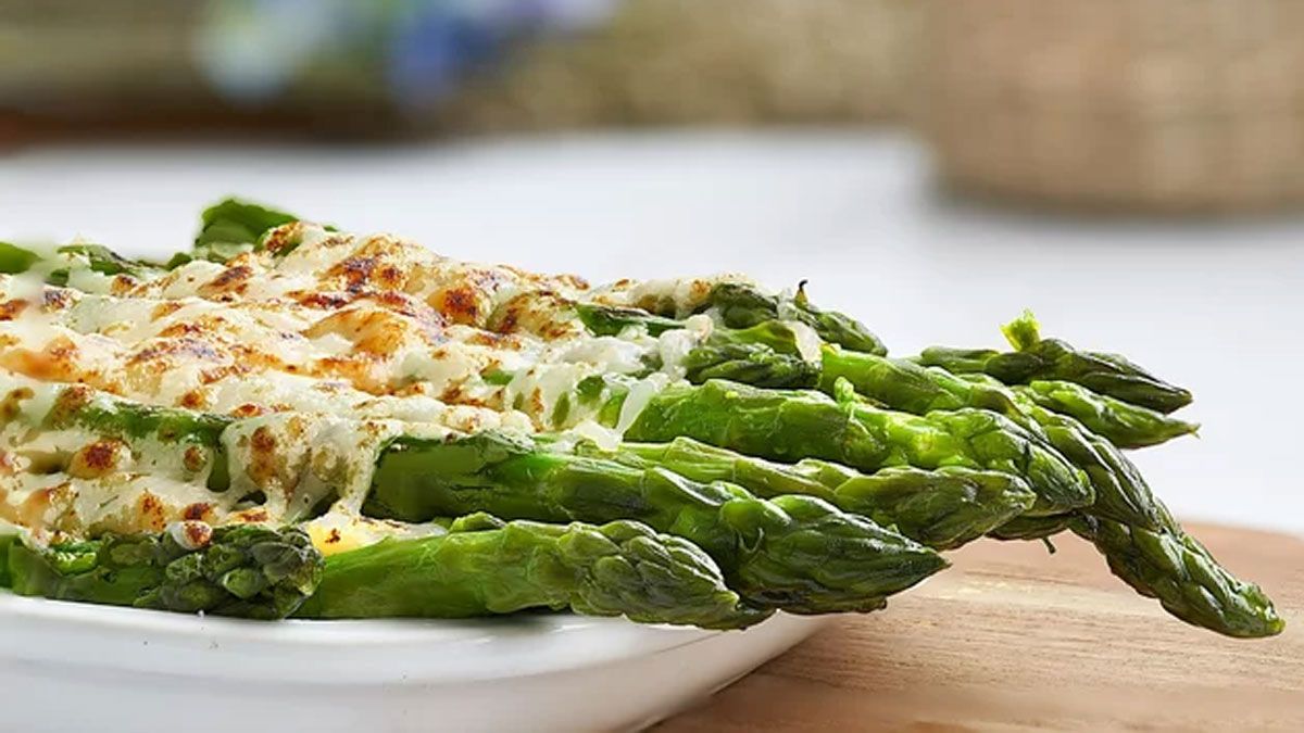 Los esp&aacute;rragos salen deliciosos y cremosos con esta receta, que lleva simples ingredientes.