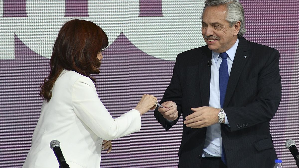 Cristina Kirchner le entregó una lapicera al finalizar el acto.