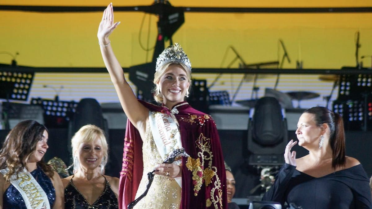 Agostina Saua fue coronada Reina Nacional de la Vendimia 2024. Le dio el primer reinado a Capital. Agostina Saua fue coronada Reina Nacional de la Vendimia 2024. Le dio el primer reinado a Capital.