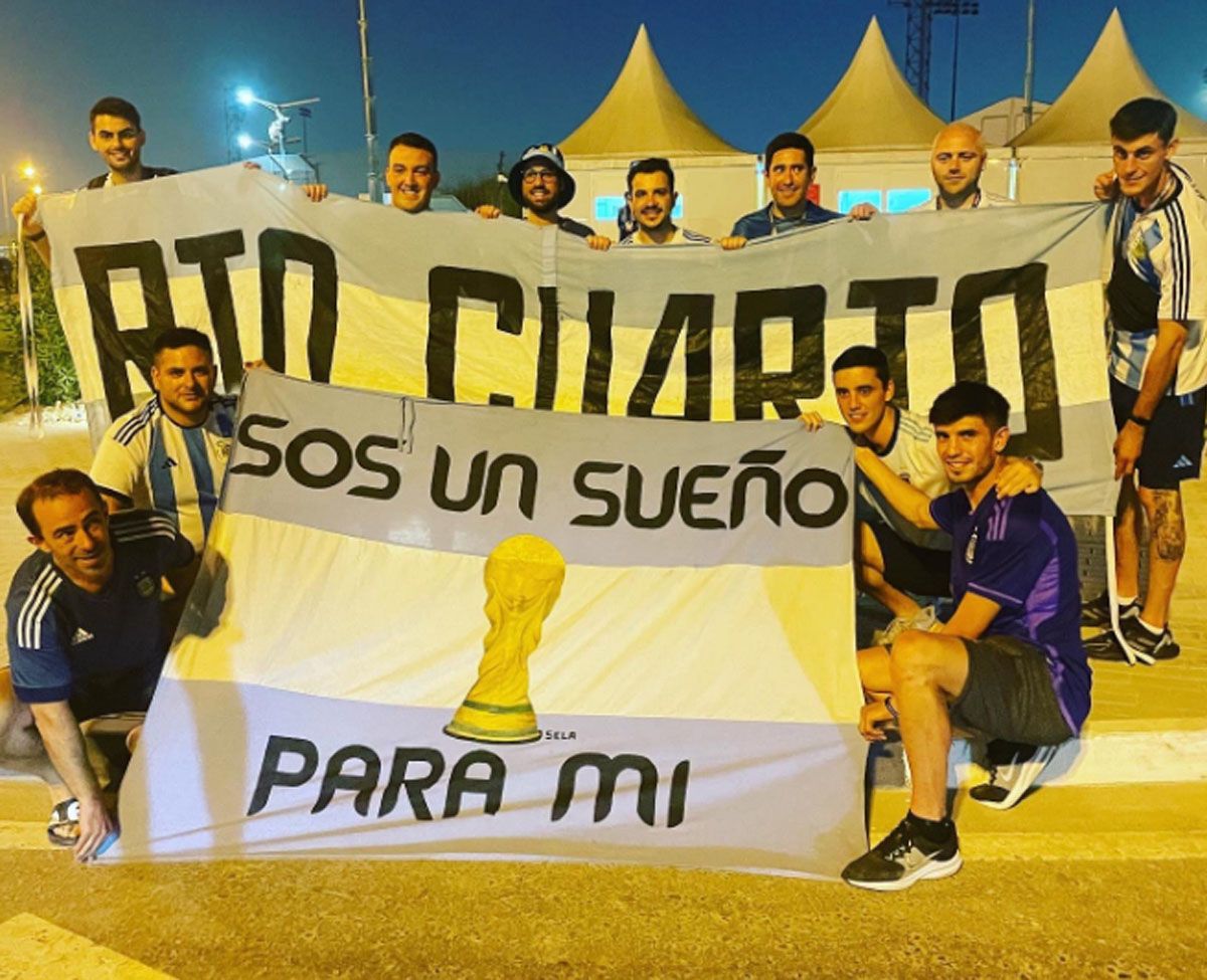 Los hinchas le dieron un marco especial al arribo de la Selección Argentina a Doha para el Mundial Qatar 2022