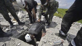 Rescatan a tres personas que pasaron más de 32 horas atrapadas entre los escombros