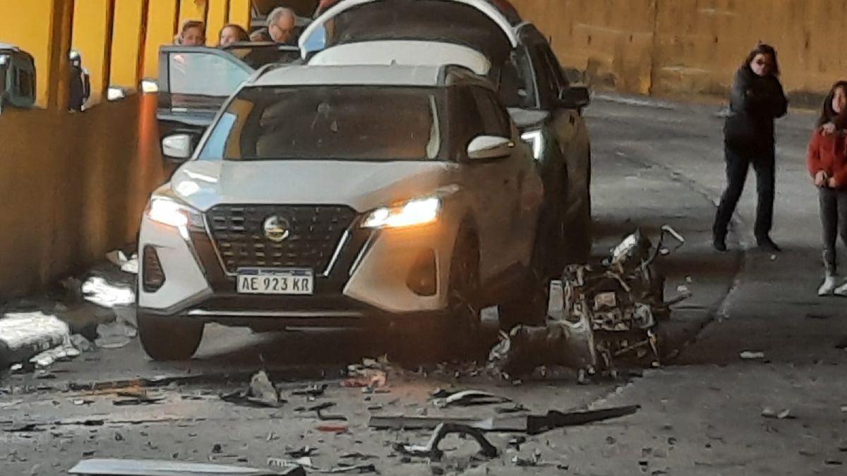 Patética imagen de los otros autos involucrados en la múltiple colisión y el motor del más afectado en medio de la ruta
