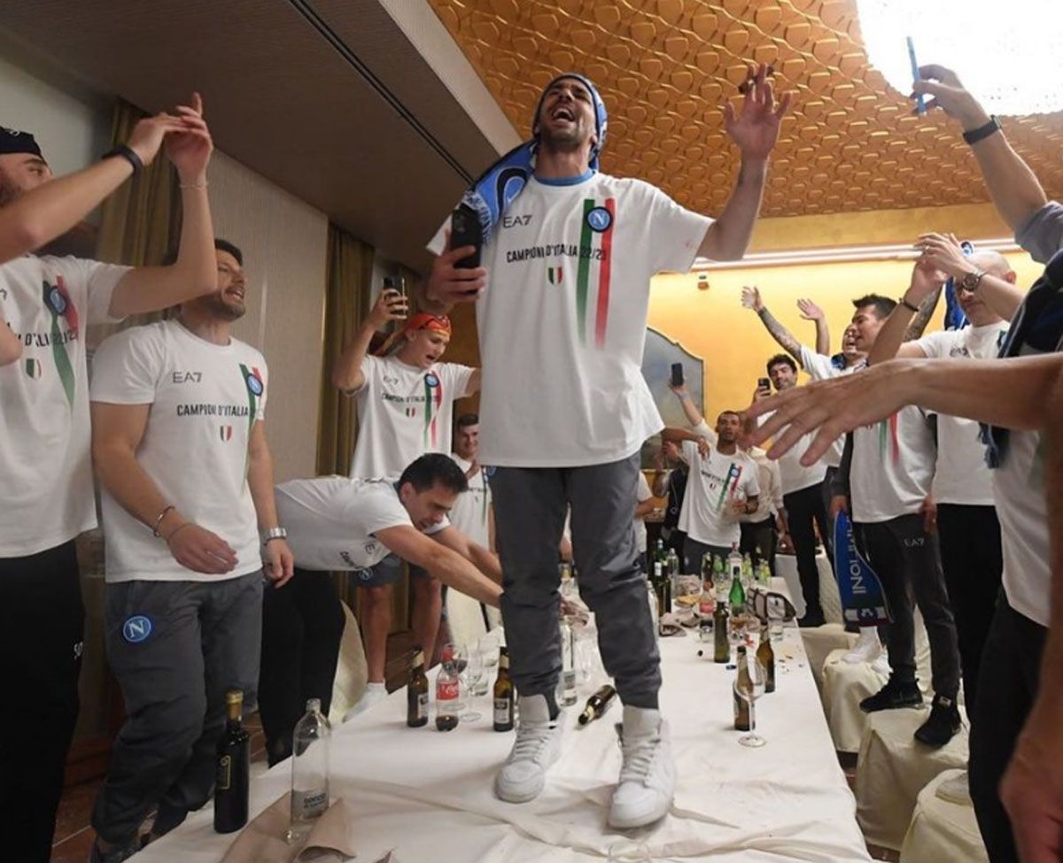 El Cholito celebrando en la cena con sus compañeros