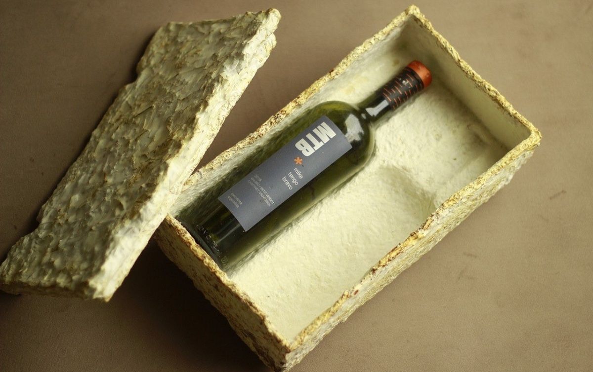 Mike va a sacar los vinos de la cosecha 2023 con las cajas de micelio. Mike va a sacar los vinos de la cosecha 2023 con las cajas de micelio.