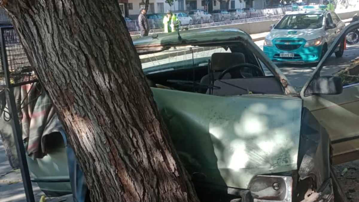Un hombre quedó internado en el Hospital Central tras chocar en Ciudad.