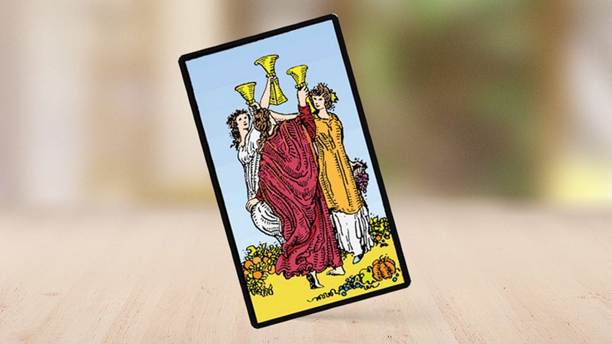 La carta elegida del tarot para las predicciones de hoy jueves 9 de octubre de 2025 es El Tres de Copas.