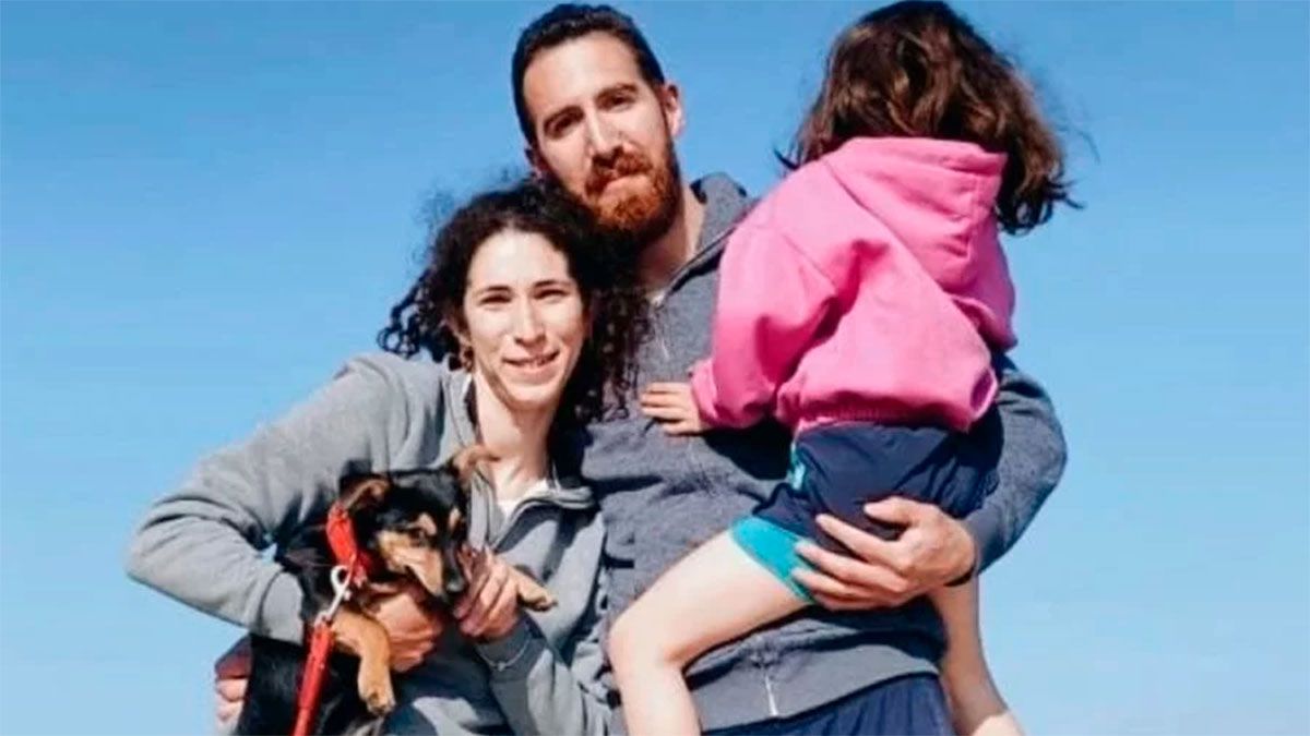 Franco junto a su la familia y el pequeño Coco.