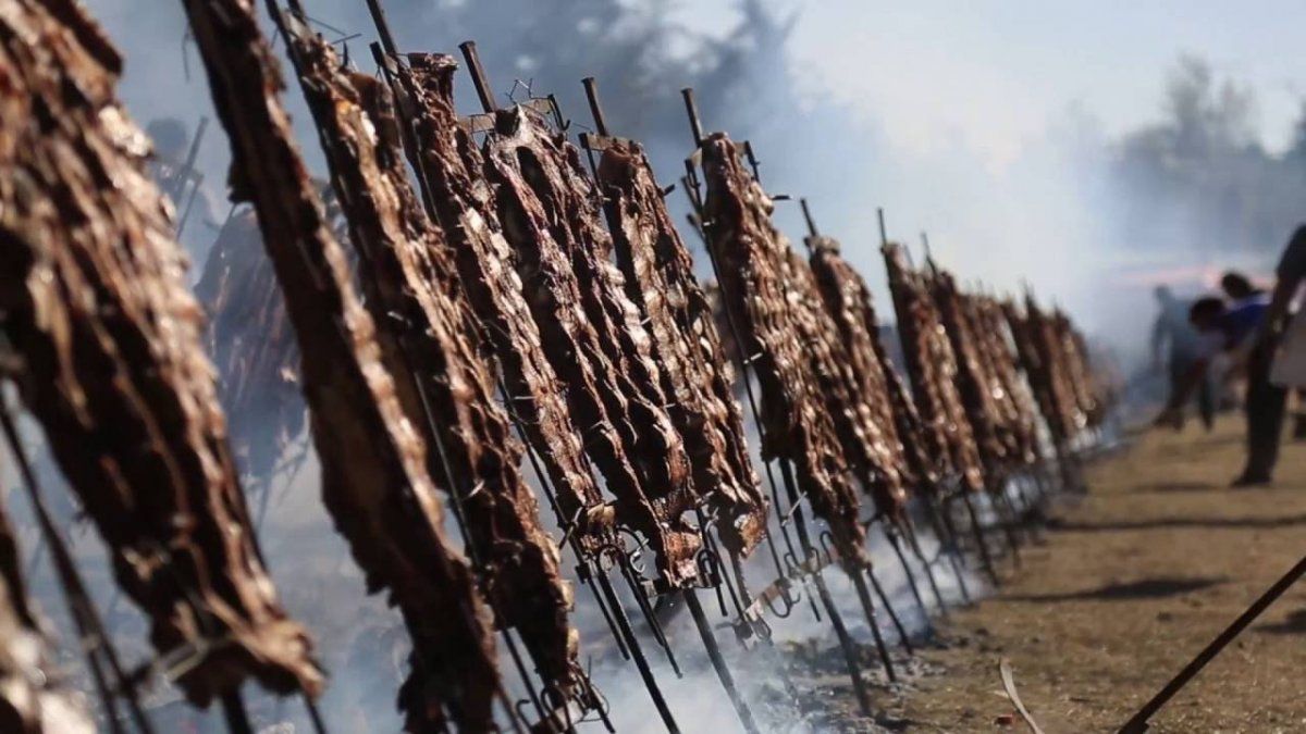 Esta edición de la Fiesta de la Ganadería será casi enteramente virtual. Los costillares a la llama se venderán con el formato pase y lleve.