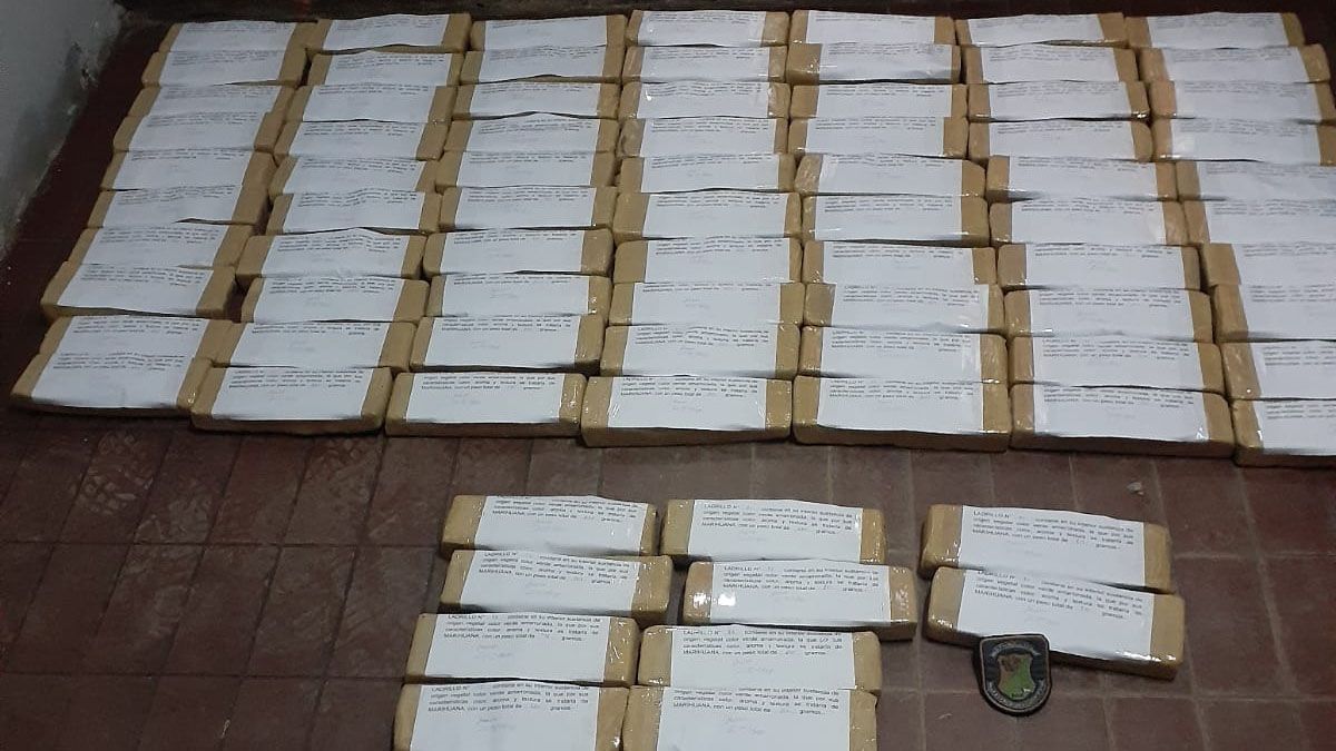 Los 135 ladrillos de marihuana estaban distribuidos por todo el Chevrolet Corsa conducido por un hombre de 33 años oriundo de San Juan.
