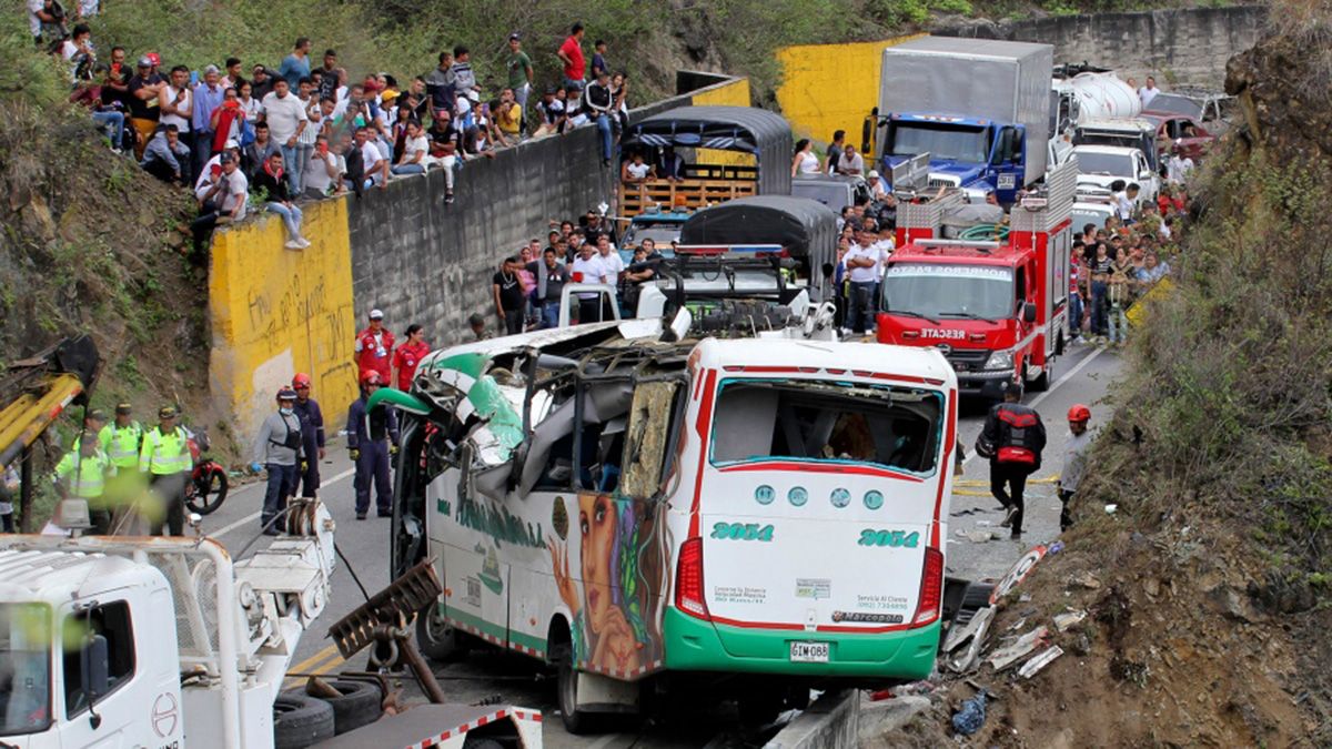 Tragedia en Colombia: volcó un ómnibus provocando 20 muertos y 15 personas heridas 