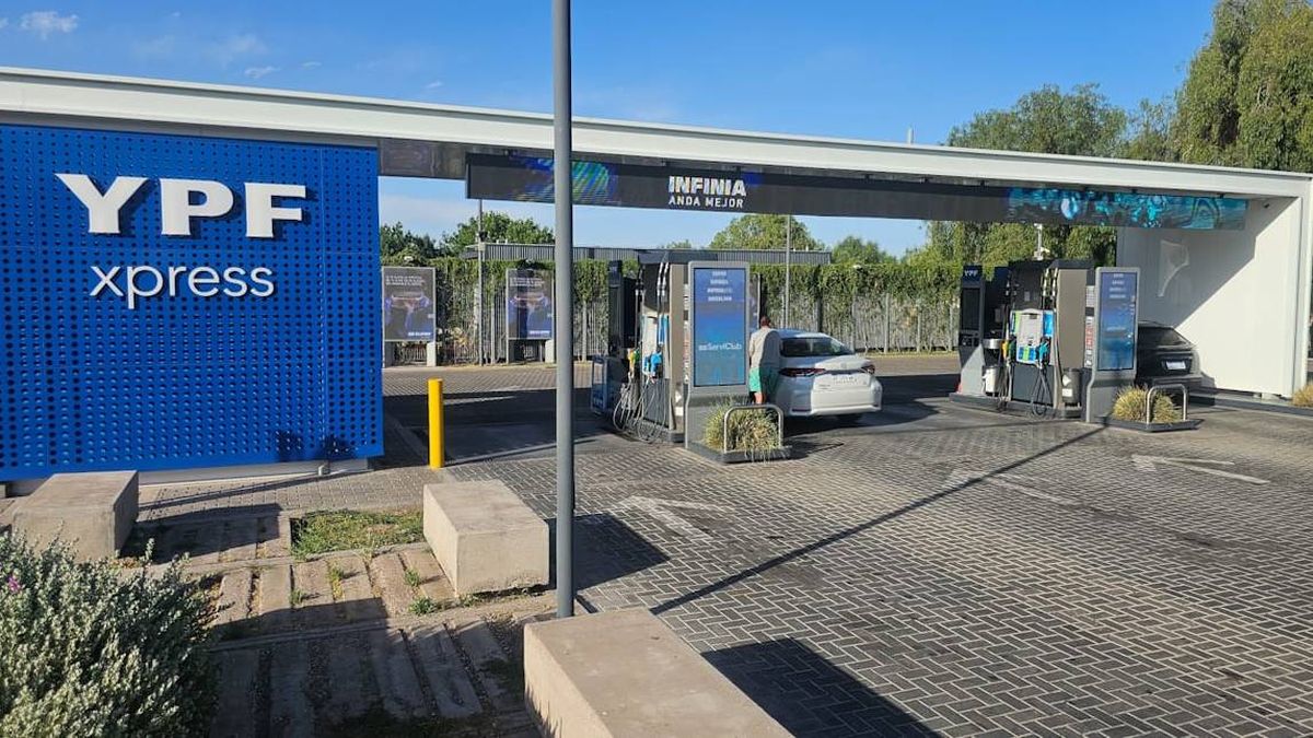 El ministro Sturzenegger anticipó que el gobierno ya tiene listo el decreto que reglamenta el autoservicio de combustible en las estaciones. El ministro Sturzenegger anticipó que el gobierno ya tiene listo el decreto que reglamenta el autoservicio de combustible en las estaciones.