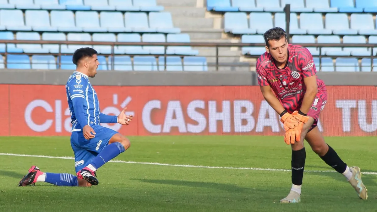 Ulariaga festeja uno de los cuatro goles de Godoy Cruz frente a El Porvenir por los 16avos. de final de la Copa Argentina.